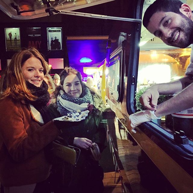 Happy people at @catatruck en Zaragoza!! #lasarmas #catatruck #foodtruck #crepes #sweet #nutella #crepe #mapetitecreperie #food #foodporn #instafood #instagood #caravana #streetfood